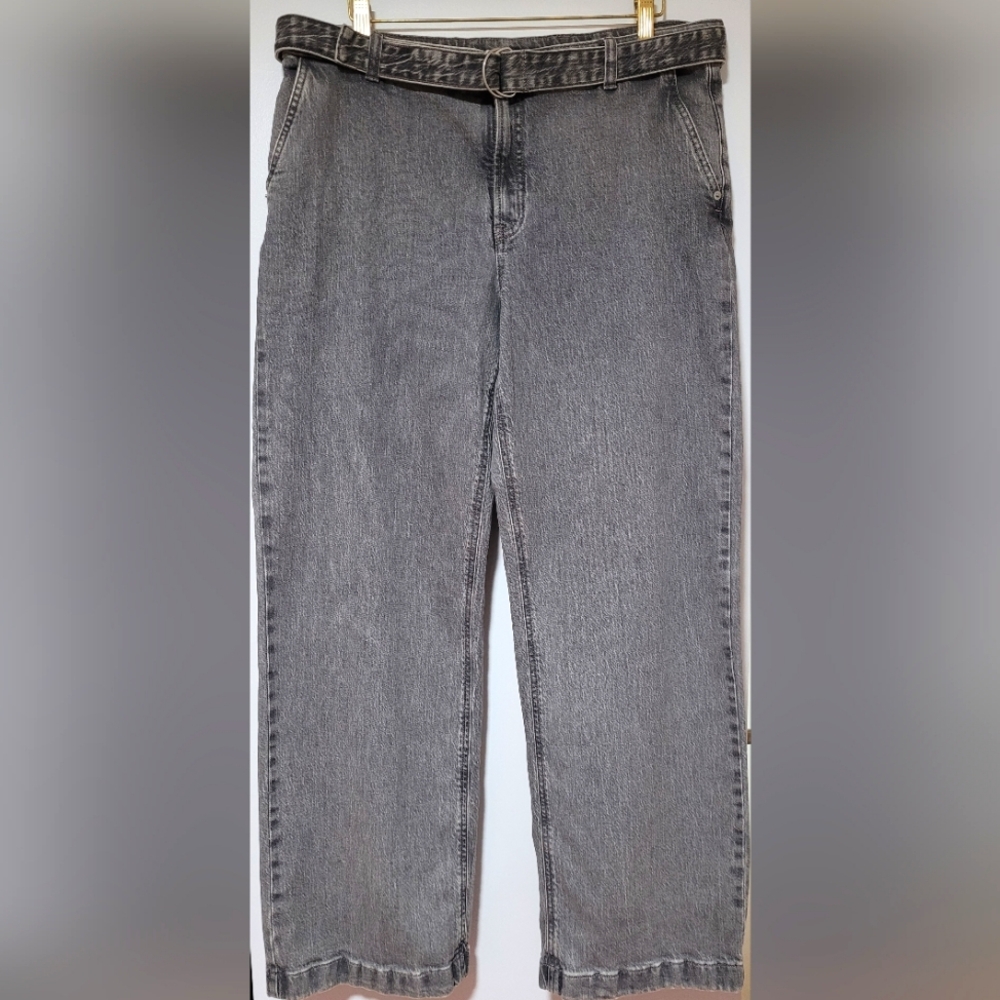 Mid-rise straight leg jeans with belt